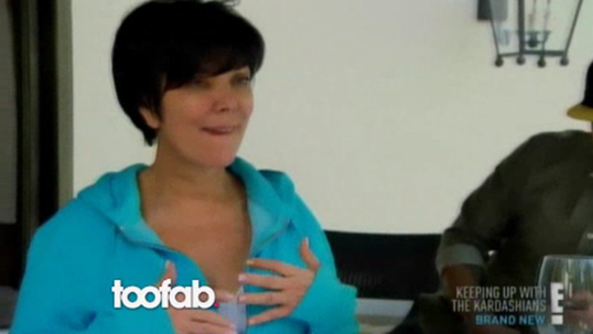 Kris Jenner visar upp sina nya bröst för alla som vill se. 